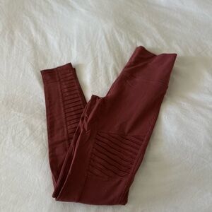 Alo Yoga Moto Terracotta leggingss